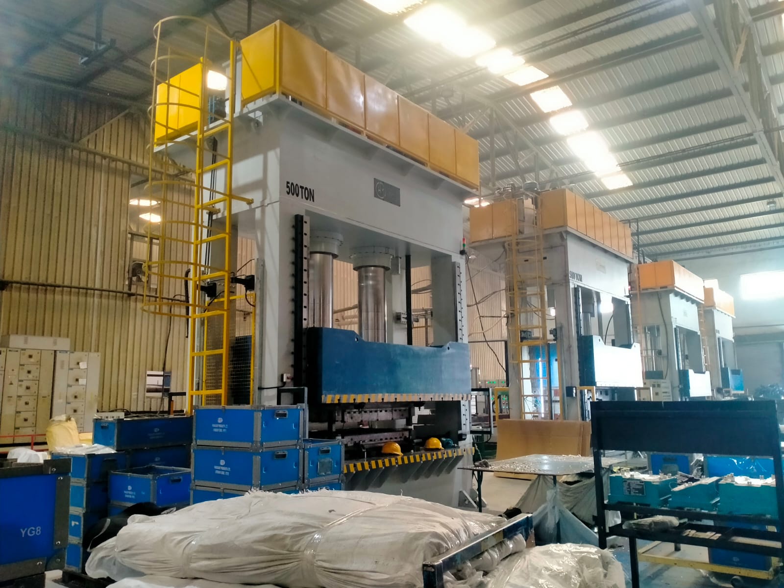 Hydraulic presses on the HM Machine Group factory floor